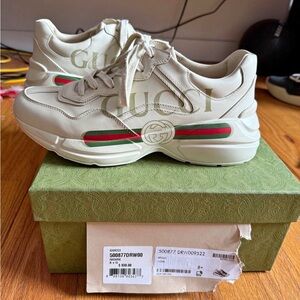 Gucci Off-White Sneakers with Green and Red Stripes